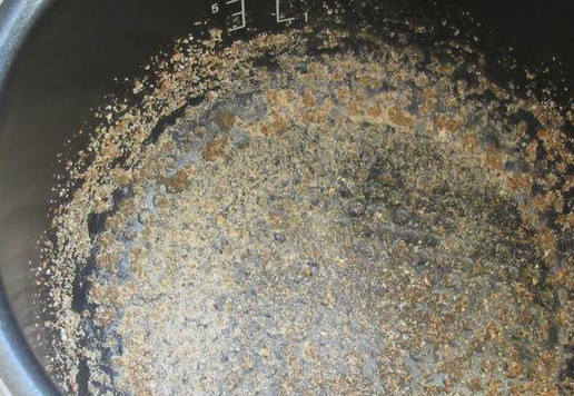 1. Этап. Запеканка из цветной капусты в мультиварке: Чашу мультиварки смажьте маслом, посыпьте панировочными сухарями.