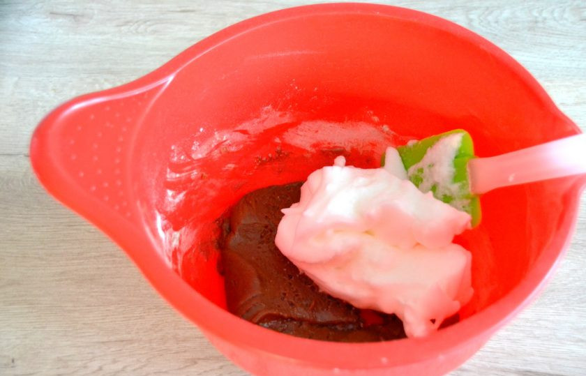 1. Этап. Пирожное Баунти: В 2-3 приема вмешайте белки в шоколадное тесто до однородности.