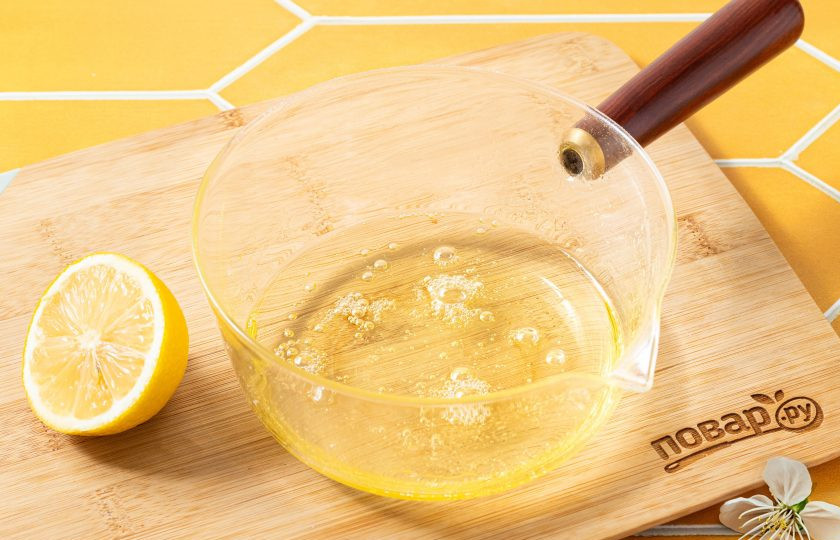 1. Этап. Леденцы из аллюлозы: Убавьте огонь и готовьте примерно 7-9 минут, пока аллюлоза не приобретет карамельный оттенок. Добавьте пару капель лимонного сока и ванильный ароматизатор в конце.