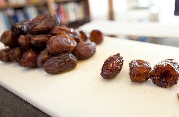 1. Этап. Закуска Необычная: 1. Подготовьте финики. При необходимости удалите у них косточки.