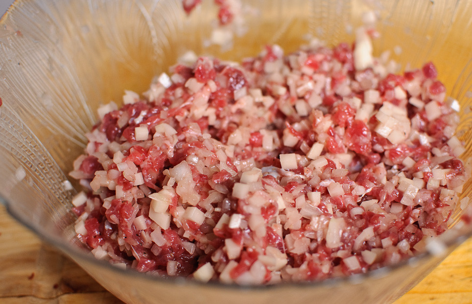 1. Этап. Манты: Начинка готова. Можно было добавить мелко нарезанный картофель, но это не является обязательным шагом.