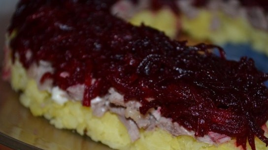 1. Этап. Салат Подкова: 3. На мясе сделайте сеточку из майонеза. Сверху выложите тертую на крупной терке отваренную свеклу.