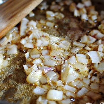 1. Этап. Картофель с беконом: 3. Разогреть оставшийся в сковороде жир с 1 столовой ложкой сливочного масла. Добавить нарезанный кубиками лук и жарить около 5 минут, пока он не станет мягким.