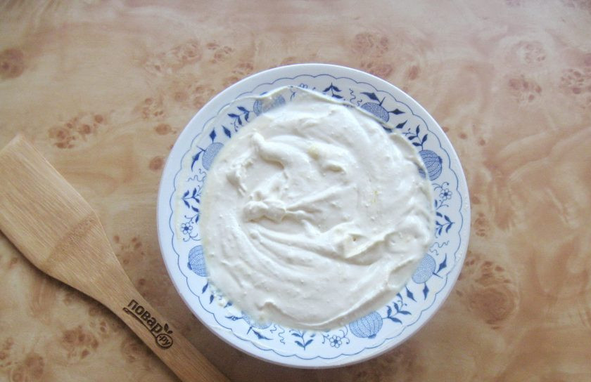 1. Этап. Запеканка с тыквой и творогом: Взбейте творог с яйцом, солью и сахаром до консистенции крема.