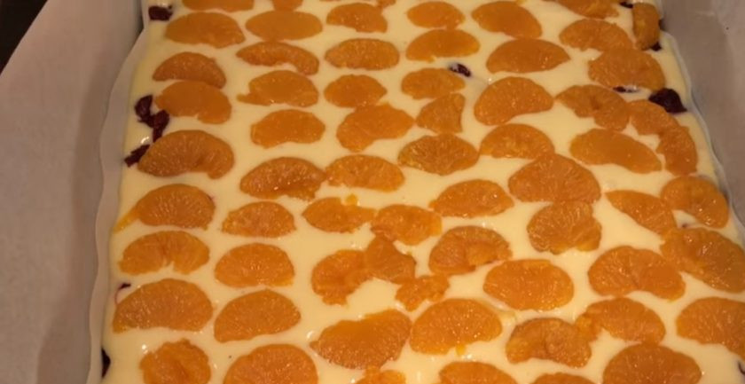 1. Этап. Пирог на фанте (очень высокий): 4. Сверху выложите отжатые фрукты или ягоды, затем распределите оставшееся тесто и выложите сверху остальные фрукты или ягоды.