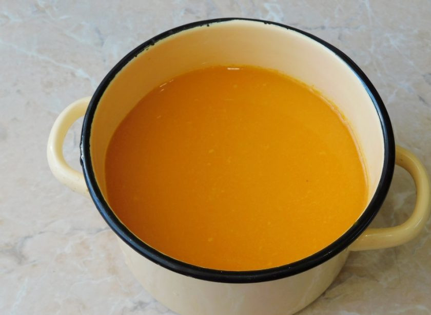 1. Этап. Сок из облепихи на зиму: Готовый сок поставьте на огонь, чтобы он грелся.