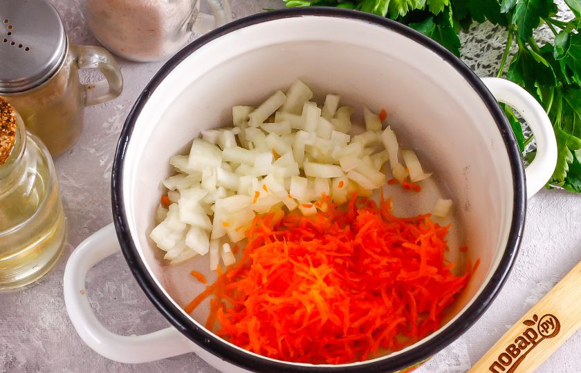 1. Этап. Холостяцкий суп: Промытый лук нарежьте мелкими кубиками, морковь натрите на терке с мелкими ячейками или, как и лук, нарежьте мелкими кубиками. Отпассеруйте прямо в кастрюле в растительном масле до румяности около 3-4 минут, включая умеренный нагрев.