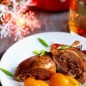 Мясо утки под клюквенным соусом Клюкву (1 стакан) протереть через металлическое сито для удаления шкурки. Свежую зелень сельдерея и базилика измельчить. Добавить клюквенное пюре в блендер, добавить корицу (1/3 ч. ложки). собавить соль и черный молотый перец по вкусу. Далее добавить 1 ст. ложку оливкового масла, добавить сахар. Хочу обратить внимание, добавьте сахара больше, соус должен иметь скорее сладковатый вкус, чем кисло - сладкий, добавтьте воду (2 ст. ложки). Затем добавить измельченную зелень базилика и сельдерея. Мясо утки выложить в форму для запекания, добавить приготовленный соус. Форму с мясом утки накрыть фольгой и отправить в разогретую до t180-190C духовку. Запекать утку до готовнрсти. Примерное время запекания от 2ч.30 мин.- до 3-х часов. Все будет зависеть от величины кусочков мяса утки. В конце запекания снять фольгу и подрумянить утку на гриле. Далее полить мясо утки соусом. Приятного вечера за новогодним праздничным столом!