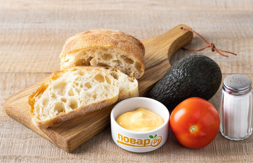 1. Этап. Теплые бутерброды с авокадо и помидорами: Подготовьте все ингредиенты.