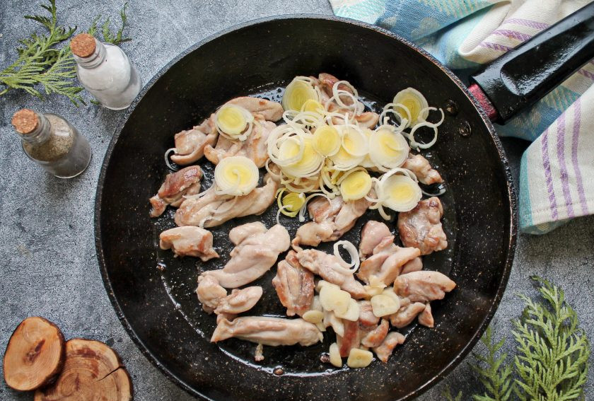 1. Этап. Лингвини с курицей: Лук порей порежьте и добавьте к курице.