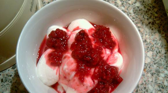 1. Этап. Пасха розовая: Размешать его со сметаной и вареньем.