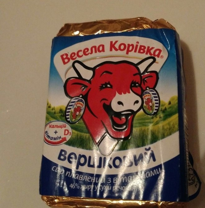 1. Этап. Салат из рыбных консерв и плавленого сырка: 5. Плавленый сырок используйте любой по вашему вкусу. Главное, чтобы он был слегка солоноватым. Натрите на среднюю терку и выложите на слой рыбы.