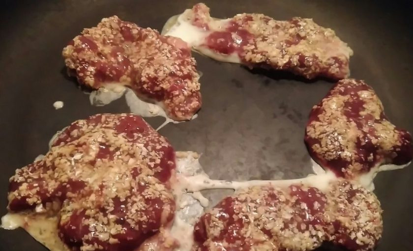 1. Этап. Отбивные из куриной печени в овсяных отрубях: 6. Обмакиваем после отрубей в яйце и отправляем на сковороду. Не добавляйте масло, жарьте на сковороде с антипригарным покрытием. Обжаривайте с обеих сторон.