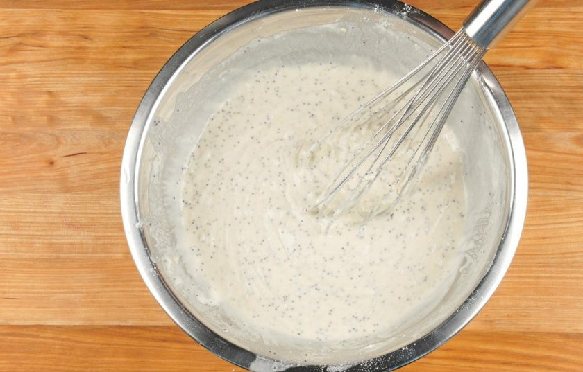 1. Этап. Панкейки с маком: 2. Потом сделайте тесто. Смешайте мак с водой, смесью для кекса, лимонным сахаром и 2 ч. ложками лимонного сока. Всё перемешайте и добавьте ещё воды при необходимости.