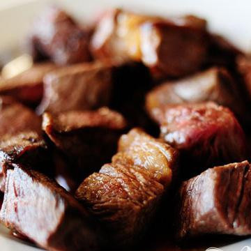 1. Этап. Тушеная говядина с пивом и паприкой: Обжарьте мясо со всех сторон, лучше это сделать за 2-3 захода. Перекладывайте готовое мясо в отдельную тарелку.