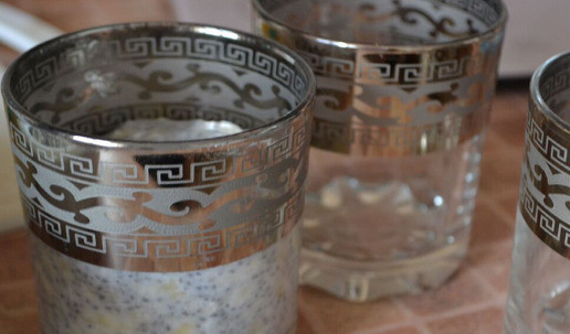 1. Этап. Чиа пудинг с манго: Выложить массу в стаканы на 2/3.