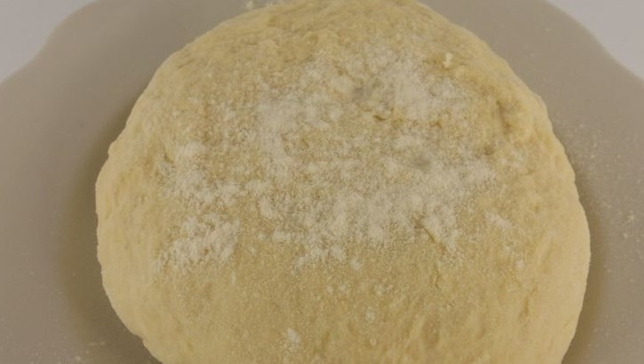 1. Этап. Быстрое сдобное тесто для пирожков: Замесите мягкое тесто. Можно приступать к приготовлению пирожков сразу после замеса.