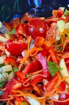 1. Этап. Салат с морковью и коктейльными томатами: Все перемешиваем и наслаждаемся!