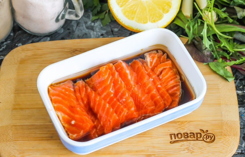 1. Этап. Тирадито: Тонко нарежьте мякоть семги или другой свежей либо охлажденной морской рыбы. Выложите в соус и полейте им сверху. Поместите в холодильник минимум на 15 минут для маринования.