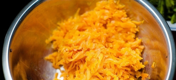 1. Этап. Слоеный салат с печенью: 6. Отварную и остывшую морковь очищаю и измельчаю на крупной терке.