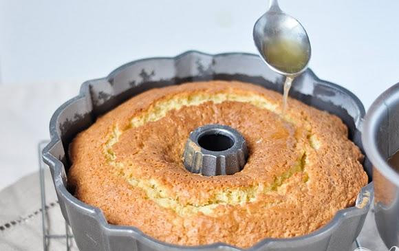 1. Этап. Ромовый кекс с глазурью: 3. Чтобы сделать глазурь, в маленькой кастрюле соединить масло, сахар и воду. Довести смесь до кипения, уменьшить огонь до среднего и продолжать варить 5 минут. Снять смесь с огня и тщательно перемешать с ванилью и ромом. Полить кекс около 1/3 глазури и дать постоять в течение 5 минут.