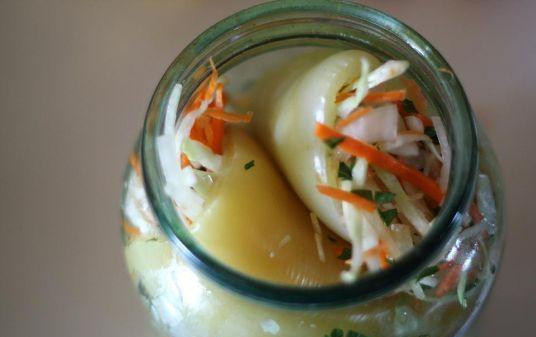 1. Этап. Перец, фаршированный капустой на зиму: Отваренные перцы начиним овощами и компактно уложим в стерилизованные банки. В одну банку помещается около 5 перцев. Не лишним будет добавить специи - перец горошком, лавровый лист, горчицу в семенах.