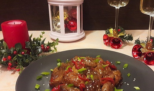 1. Этап. Бедро индейки в соусе терияки: Перекладываем мяско в посуду для подачи. Посыпаем порезанным зеленом луком и кунжутом. Приятного аппетита!