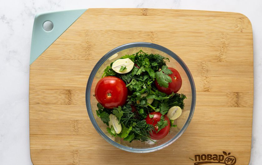 1. Этап. Пряные соленые помидоры: Добавьте крупно порубленную зелень и очищенный разрезанный пополам чеснок.