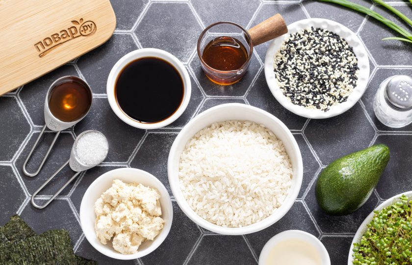 1. Этап. Яки онигири: Подготовьте все ингредиенты.