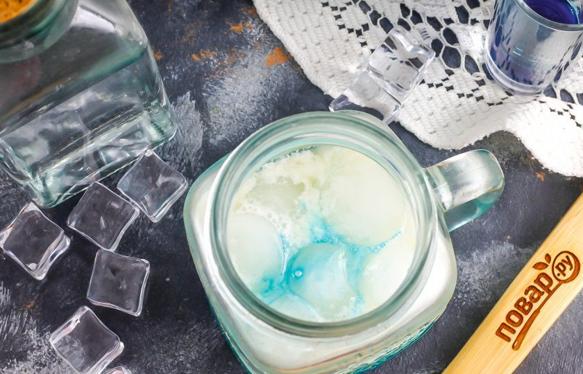 1. Этап. Коктейль Голубые гавайи: Добавьте светлый ром и ликер 