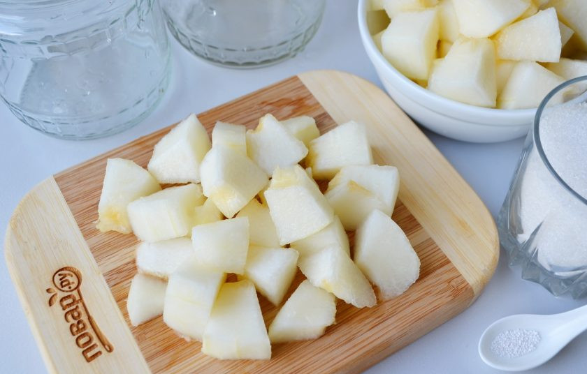 1. Этап. Дыня в сиропе без стерилизации (на зиму): Разрежьте дыни на половинки, удалите семена и снимите острым ножом кожуру. Мякоть порежьте кубиками, размер на ваше усмотрение.