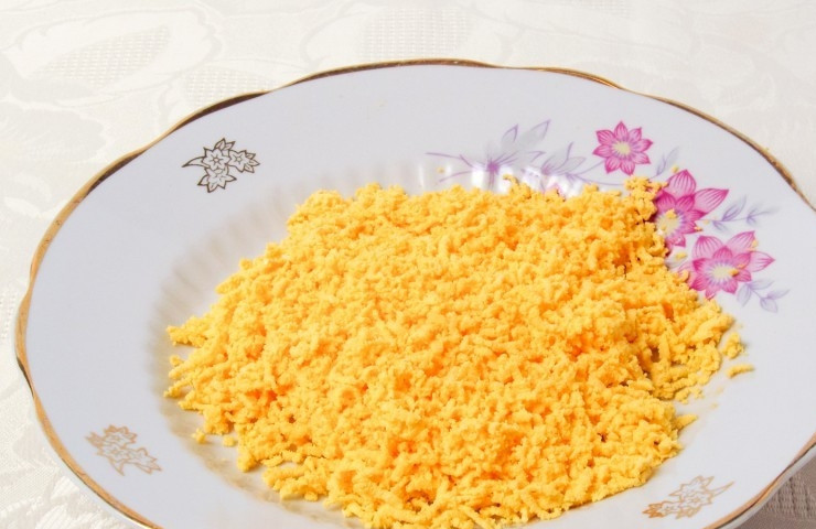 1. Этап. Салат с курицей и грибами слоями: В это же время яйца отварите вкрутую. Желтки отделите от белков. Натрите их на мелкой тёрке.