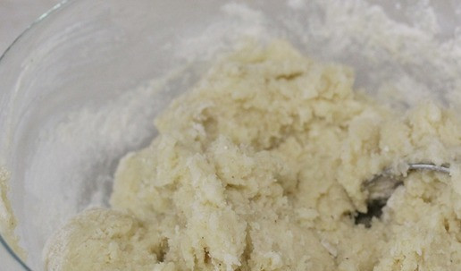 1. Этап. Маффины с сыром и ягодами: Быстро перемешать ложкой или лопаткой. Тесто будет очень густое и комковатое.