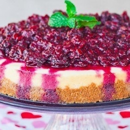 1. Этап. Чизкейк с ежевикой, малиной и гранатом: На застывший чизкейк сверху выливаем остывшую ягодную начинку. Равномерно распределяем - и все, чизкейк готов!