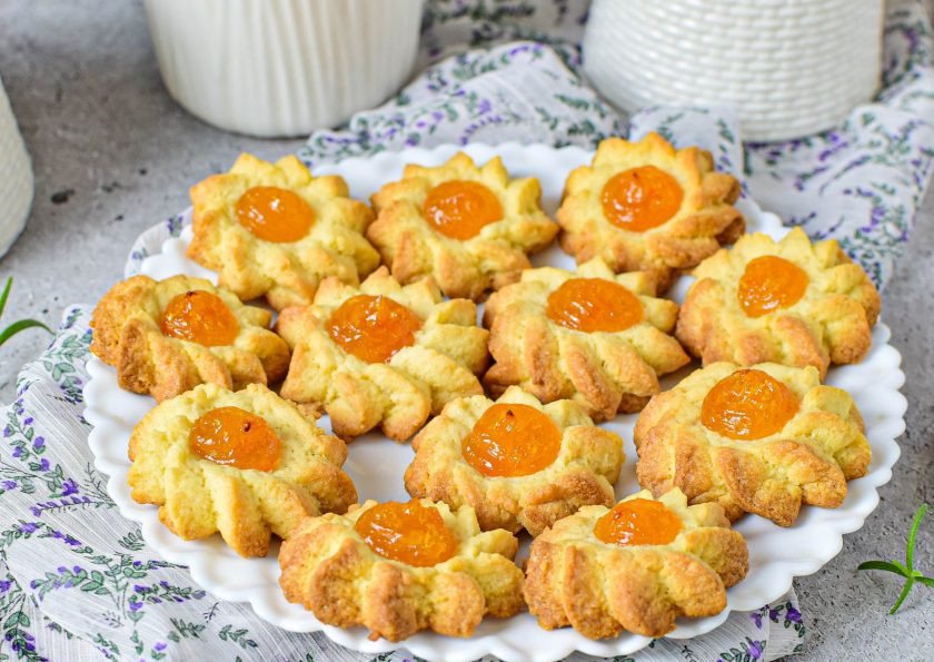 1. Этап. Песочное печенье с повидлом: Переложите печенье на тарелку и угощайтесь. Приятного аппетита!