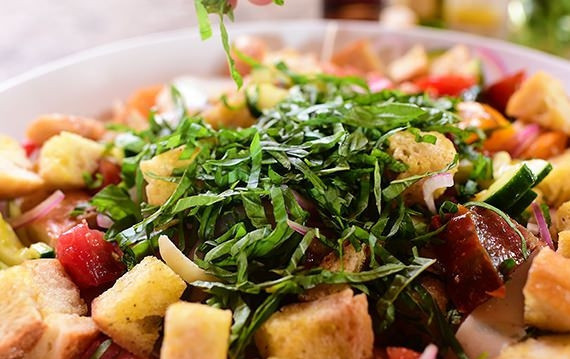 1. Этап. Итальянский салат Панцанелла: 6. Украсьте салат измельченным базиликом.