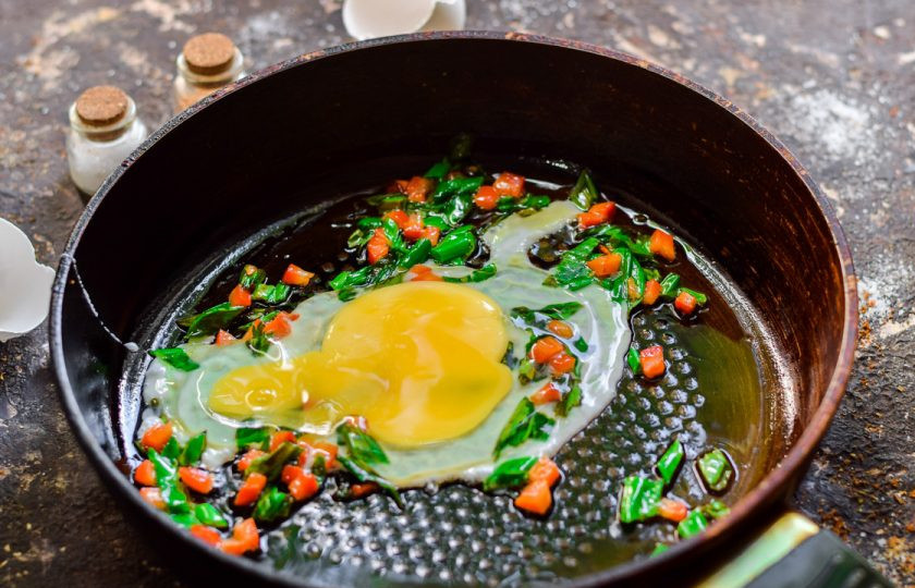 1. Этап. Лапша с креветками по-тайски: Далее вбейте в сковороду куриные яйца, по одному. Перемешивайте все.