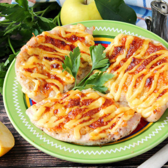 Куриная грудка с яблоками и сыром в духовке