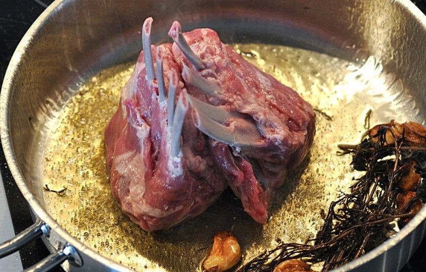 1. Этап. Каре баранины: Обжарьте каре со всех сторон на ароматическом масле (главное не пережарить, поскольку мясо потеряет деликатный вкус).