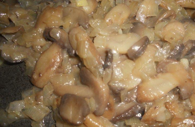 1. Этап. Курник из блинов: 2. Обжарить грибы с оставшимся луком.