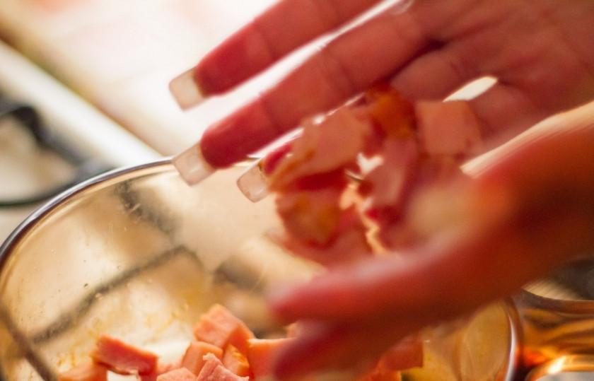 1. Этап. Тальятелле карбонара: Поставьте тальятелле вариться в подсоленной воде. Пока они готовятся, будем делать соус карбонара. В небольшую кастрюлю выложите бекон, нарезанный кубиками.