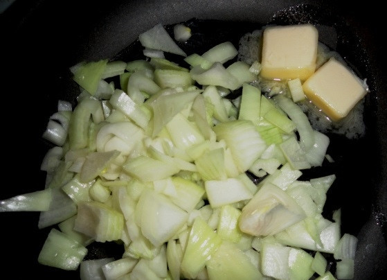 1. Этап. Гороховой суп: 1. Очистите луковицу и нарежьте ее мелко. В кастрюлю выложите сливочное масло, растопите его и добавьте лук, обжаривайте 6-8 минут.