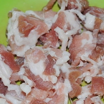 1. Этап. Тушеная капуста с беконом: 4. Бекон нарежьте небольшими кусочками.