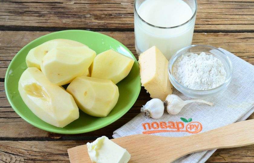 1. Этап. Гратен из картофеля в стиле маффинов: Подготовьте все необходимые ингредиенты. Картофель очистите и ополосните под проточной водой.