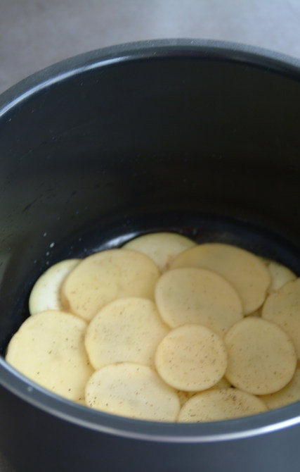 1. Этап. Аджапсандали в мультиварке: Каждый слой присыпаем смесью из специй. Вторым слоем идет картофель.