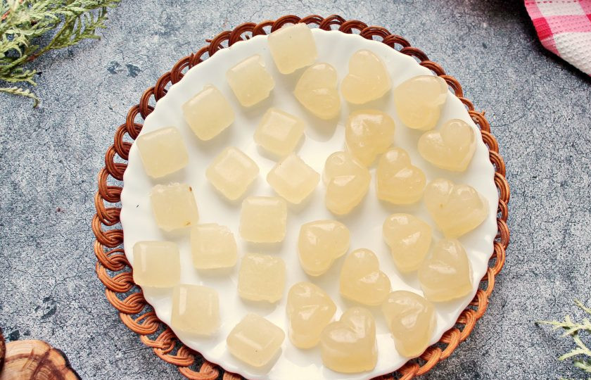 1. Этап. Желейные конфеты в шоколаде: Готовые желейные конфеты достаньте из формы.