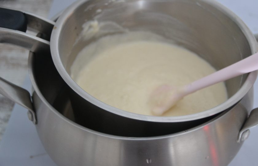 1. Этап. Эклеры со сметанным кремом: Поставьте смесь на водяную баню, чтобы дно сотейника не касалось кипятка, нагревайте до загустения при постоянном помешивании.
