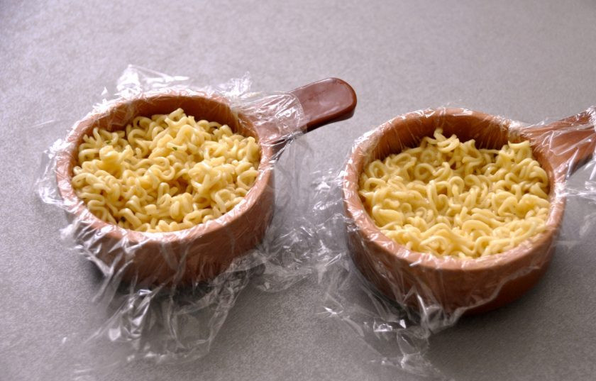 1. Этап. Рамен-бургер: Уложите в формочки лапшу. Закройте концами пищевой пленки, поставьте небольшой гнет и уберите в холодильник на 40-60 минут.