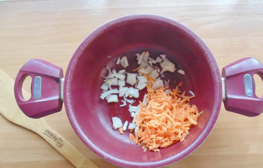 1. Этап. Морской окунь в томатном соусе: Морковь и лук очистите, помойте. Морковь натрите на терке, а лук нарежьте. Выложите в кастрюлю с толстым дном. Налейте подсолнечное масло и тушите овощи 10-12 минут, периодически перемешивая.