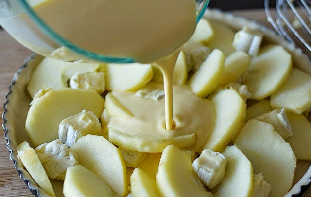 1. Этап. Тарт с яблоками и сыром: 6. Сделайте заливку. Взбейте вместе сливки с яйцами. Влейте массу на яблоки. Сверху выложите мяту.